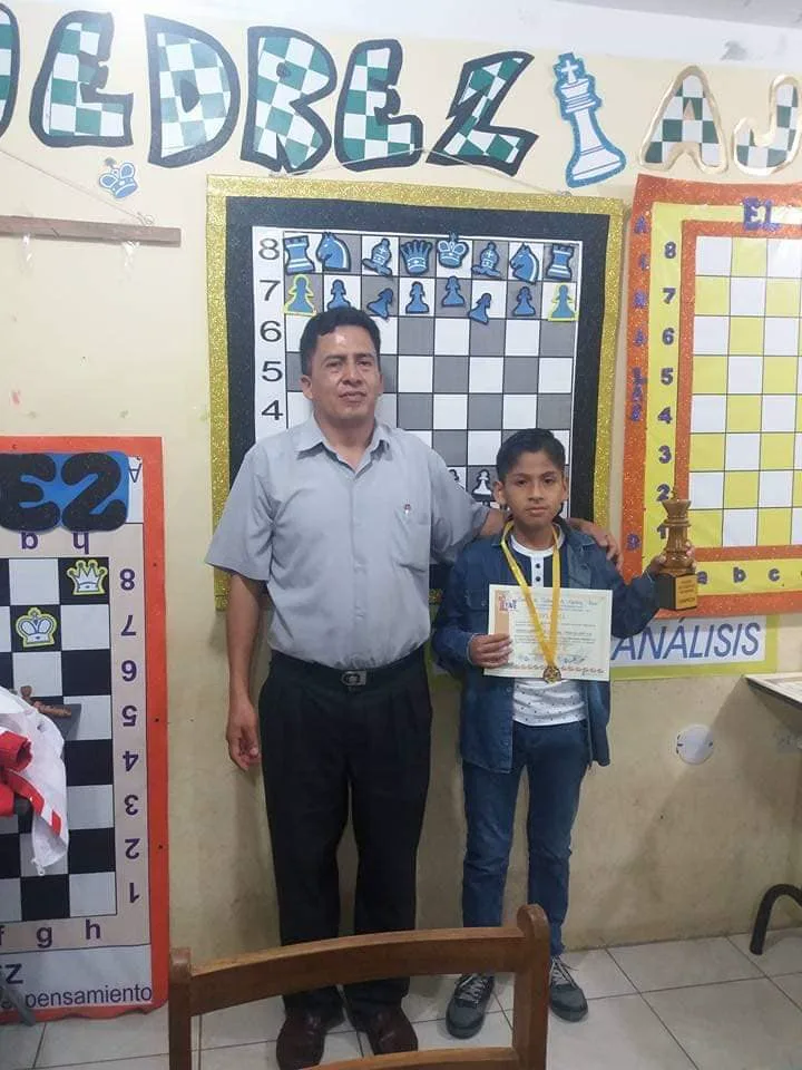 El Entrenador Internacional Julio Príncipe junto a un alumno premiado con medalla, certificado y trofeo