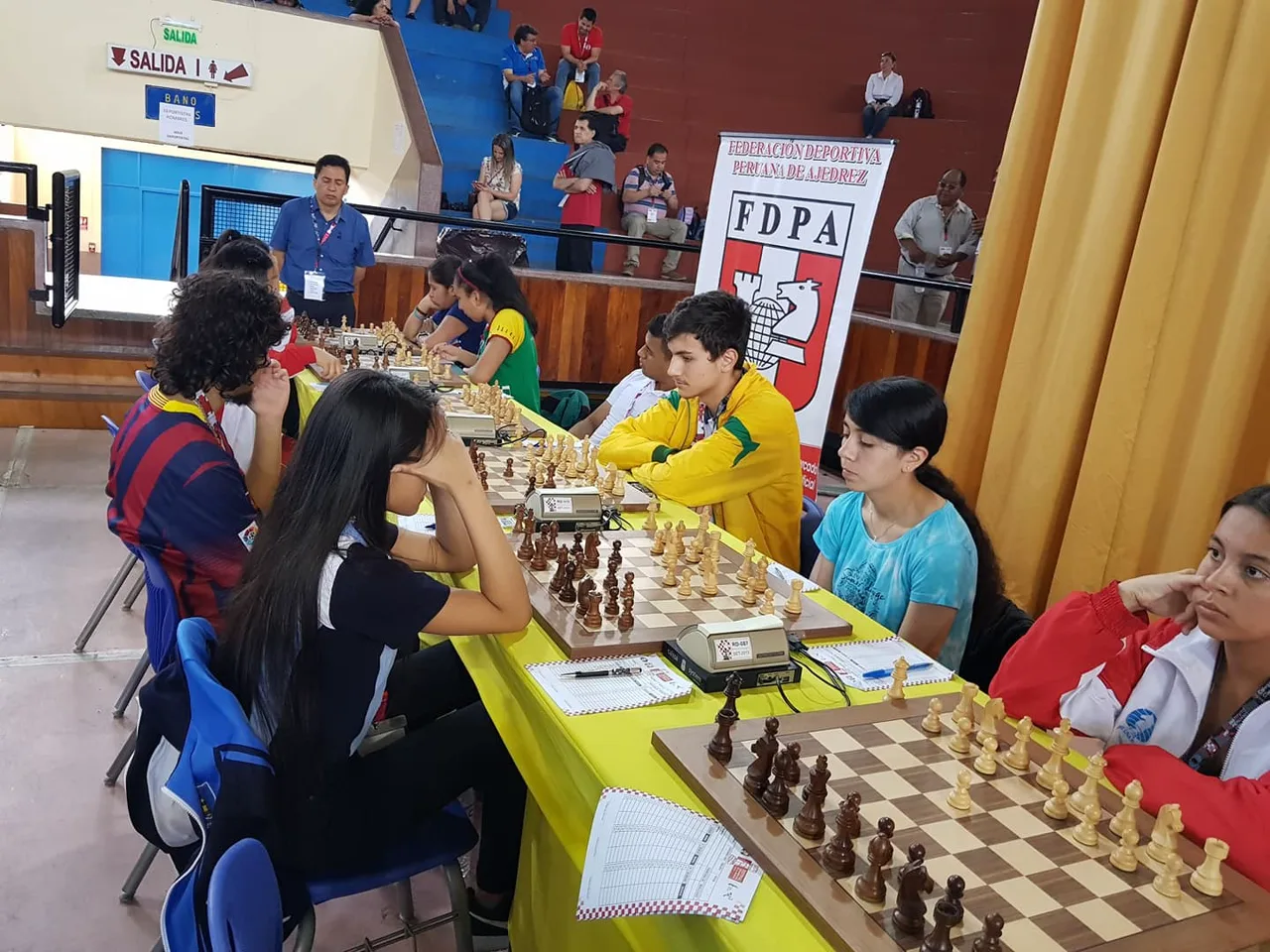 Jóvenes ajedrecistas compitiendo en un torneo oficial de la Federación Deportiva Peruana de Ajedrez (FDPA)